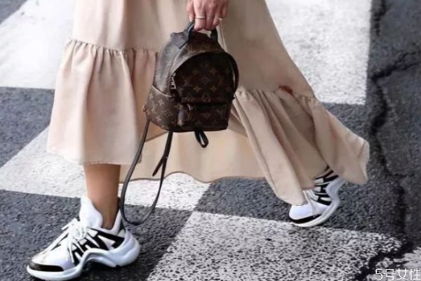 老爹鞋怎么搭配衣服 老爹鞋女穿搭法秋冬 老爹鞋怎么搭配衣服 老爹鞋女穿搭法秋冬