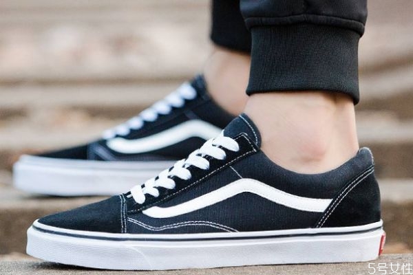 帆布鞋鞋帶孔是金屬嗎 帆布鞋上的兩個(gè)孔是干嘛的 帆布鞋鞋帶孔是金屬嗎 帆布鞋上的兩個(gè)孔是干嘛的