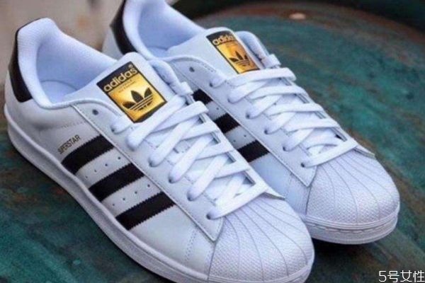 小白鞋跟平底鞋有什么不一樣 小白鞋和老爹鞋哪個(gè)好搭配 小白鞋跟平底鞋有什么不一樣 小白鞋和老爹鞋哪個(gè)好搭配