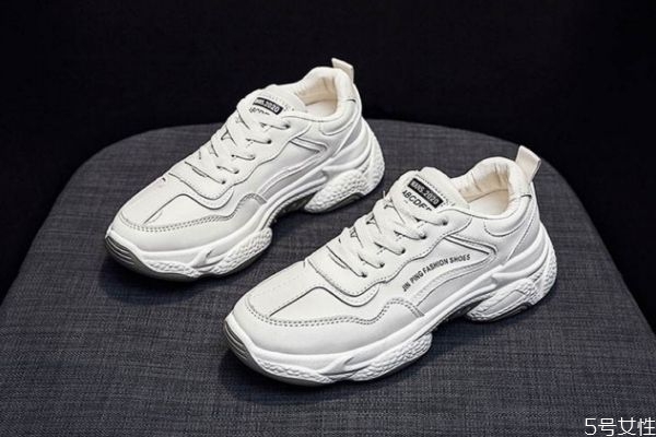 老爹鞋是運(yùn)動(dòng)鞋嗎 老爹鞋名稱的來由 老爹鞋是運(yùn)動(dòng)鞋嗎 老爹鞋名稱的來由