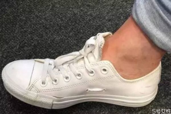 帆布鞋鞋帶孔是金屬嗎 帆布鞋上的兩個(gè)孔是干嘛的 帆布鞋鞋帶孔是金屬嗎 帆布鞋上的兩個(gè)孔是干嘛的