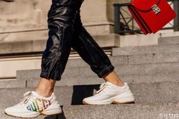 老爹鞋怎么搭配衣服 老爹鞋女穿搭法秋冬 老爹鞋怎么搭配衣服 老爹鞋女穿搭法秋冬