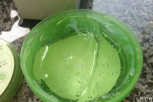 曬后修復(fù)蘆薈膠敷多久 蘆薈膠曬后修復(fù)怎么用 曬后修復(fù)蘆薈膠敷多久 蘆薈膠曬后修復(fù)怎么用