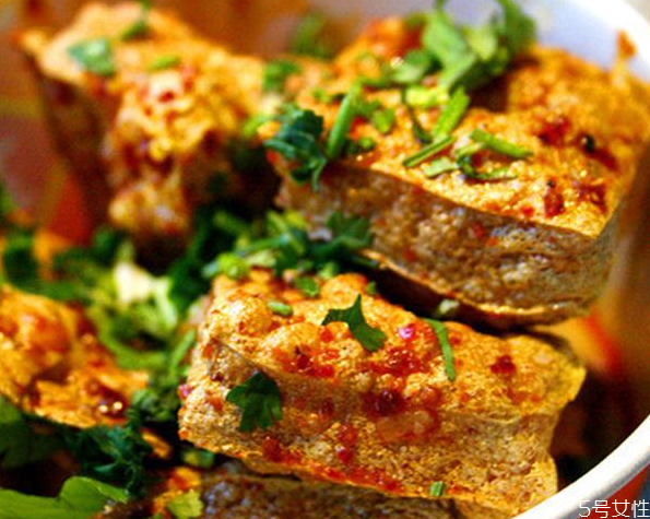 臭豆腐發(fā)霉了還能吃嗎 臭豆腐上的白毛是什么菌 臭豆腐發(fā)霉了還能吃嗎 臭豆腐上的白毛是什么菌