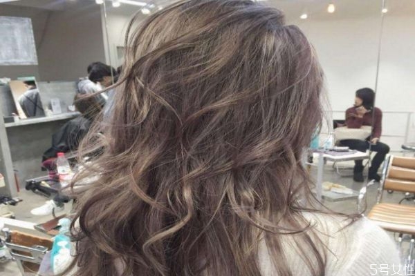 熱燙第二天可以洗頭嗎 燙發(fā)500和燙300的區(qū)別 熱燙第二天可以洗頭嗎 燙發(fā)500和燙300的區(qū)別