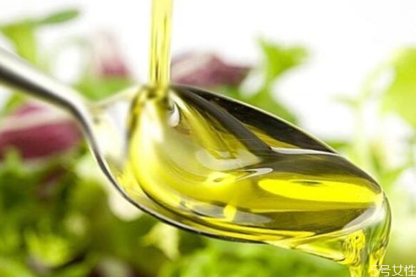 每天擦茶油在臉上有什么效果 茶油涂臉正確方法 每天擦茶油在臉上有什么效果 茶油涂臉正確方法