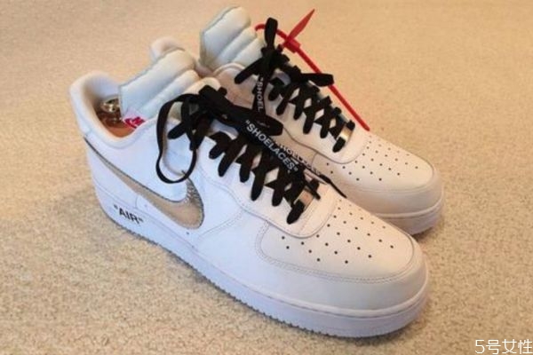 新鞋膠味刺鼻怎么辦 鞋子膠味太大是甲醛嗎 新鞋膠味刺鼻怎么辦 鞋子膠味太大是甲醛嗎