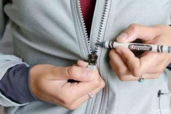 衣服拉鏈拉不下來怎么辦 衣服拉鏈不好拉怎么辦 衣服拉鏈拉不下來怎么辦 衣服拉鏈不好拉怎么辦