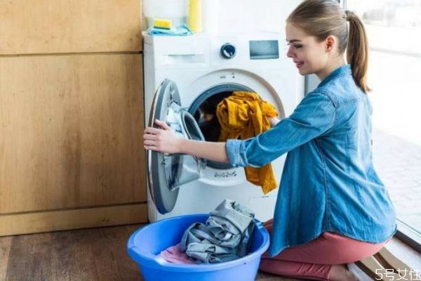 洗衣機(jī)洗完衣服有白色顆粒的原因 洗衣機(jī)洗完有白色痕跡 洗衣機(jī)洗完衣服有白色顆粒的原因 洗衣機(jī)洗完有白色痕跡