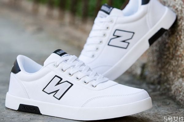 小白鞋沾墨水了怎么清洗 皮質(zhì)小白鞋怎么清洗 小白鞋沾墨水了怎么清洗 皮質(zhì)小白鞋怎么清洗