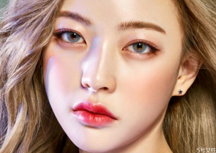 戴美瞳眼睛干澀怎么辦 美瞳戴著霧蒙蒙的怎么回事 戴美瞳眼睛干澀怎么辦 美瞳戴著霧蒙蒙的怎么回事