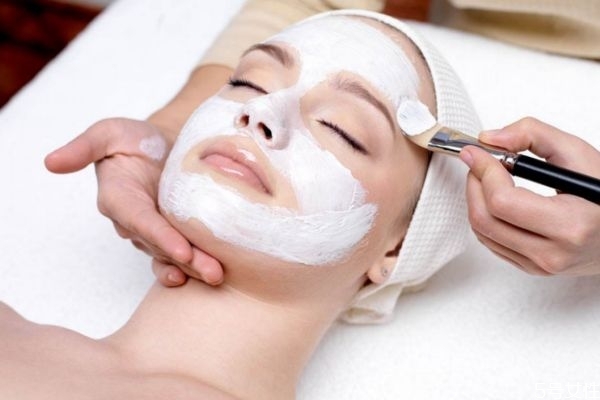 皮膚暗黃用什么護(hù)膚品 水乳有必要買貴的嗎 皮膚暗黃用什么護(hù)膚品 水乳有必要買貴的嗎