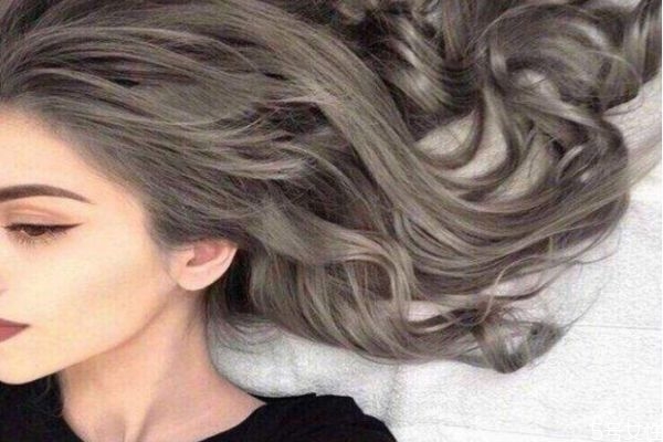 頭發(fā)可以同一天燙染嗎 燙染能一起做嗎 頭發(fā)可以同一天燙染嗎 燙染能一起做嗎