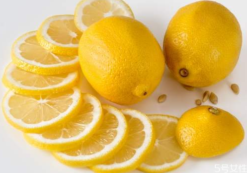 喝檸檬片泡水的好處 檸檬皮有什么功效與作用 喝檸檬片泡水的好處 檸檬皮有什么功效與作用