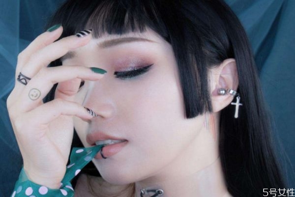 去夜店化什么妝 夜店蹦迪妝畫法 去夜店化什么妝 夜店蹦迪妝畫法