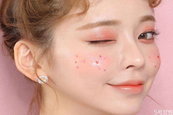 圣誕節(jié)畫什么妝 圣誕節(jié)簡單妝容畫法 圣誕節(jié)畫什么妝 圣誕節(jié)簡單妝容畫法