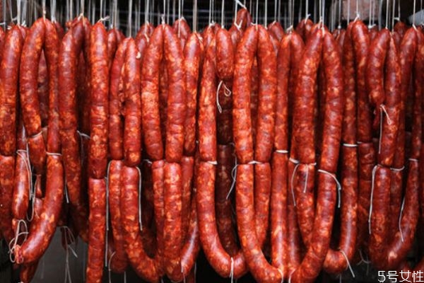 香腸臘肉可以帶上飛機(jī)嗎 香腸臘肉一般煮多久可以吃 香腸臘肉可以帶上飛機(jī)嗎 香腸臘肉一般煮多久可以吃