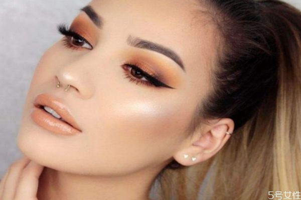 什么假睫毛自然好看 兩層假睫毛怎么貼 什么假睫毛自然好看 兩層假睫毛怎么貼