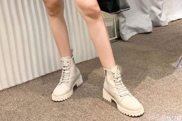 白色馬丁靴怎么搭配 白色馬丁靴穿搭 白色馬丁靴怎么搭配 白色馬丁靴穿搭