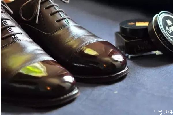 皮靴子掉皮了怎么辦 皮鞋掉皮用什么修補(bǔ) 皮靴子掉皮了怎么辦 皮鞋掉皮用什么修補(bǔ)