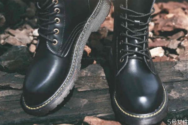 皮靴子掉皮了怎么辦 皮鞋掉皮用什么修補(bǔ) 皮靴子掉皮了怎么辦 皮鞋掉皮用什么修補(bǔ)