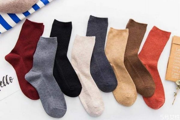 長筒襪應(yīng)該搭配什么上衣 長筒襪時(shí)尚搭配 長筒襪應(yīng)該搭配什么上衣 長筒襪時(shí)尚搭配