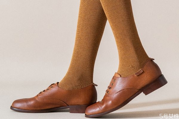 長筒襪配什么鞋好看 長筒襪怎么搭配 長筒襪配什么鞋好看 長筒襪怎么搭配