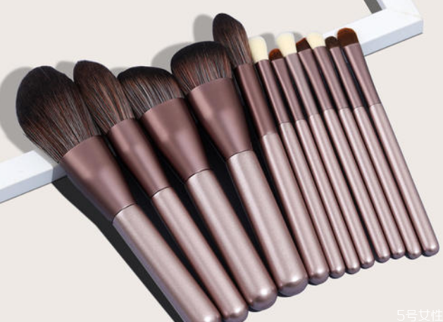 花漾化妝刷和受受狼哪個好用 新手入門化妝刷 花漾化妝刷和受受狼哪個好用 新手入門化妝刷