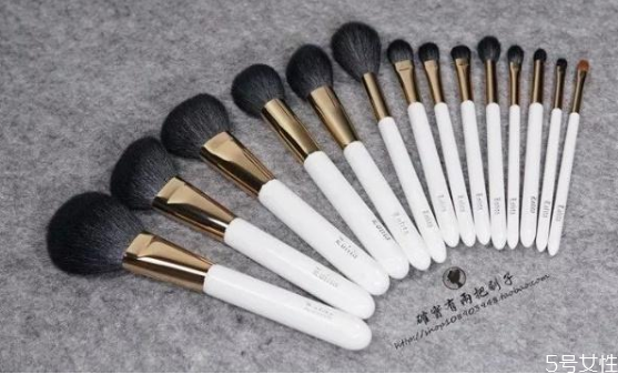 受受狼和琴制哪個(gè)好用 國(guó)產(chǎn)化妝刷排行 受受狼和琴制哪個(gè)好用 國(guó)產(chǎn)化妝刷排行