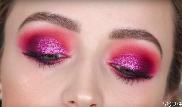 亮片眼影怎么涂好看 亮片眼影涂在哪個位置 亮片眼影怎么涂好看 亮片眼影涂在哪個位置