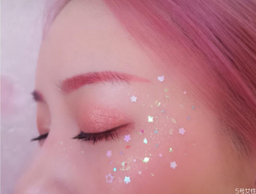 亮片眼影不粘了怎么辦 兒童化妝亮片用什么粘 亮片眼影不粘了怎么辦 兒童化妝亮片用什么粘