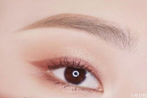 沒眼影刷怎么畫眼影 用手指怎么涂眼影 沒眼影刷怎么畫眼影 用手指怎么涂眼影