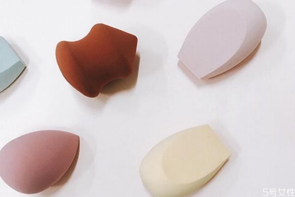 化妝海綿需要打濕嗎 如何清洗化妝海綿 化妝海綿需要打濕嗎 如何清洗化妝海綿