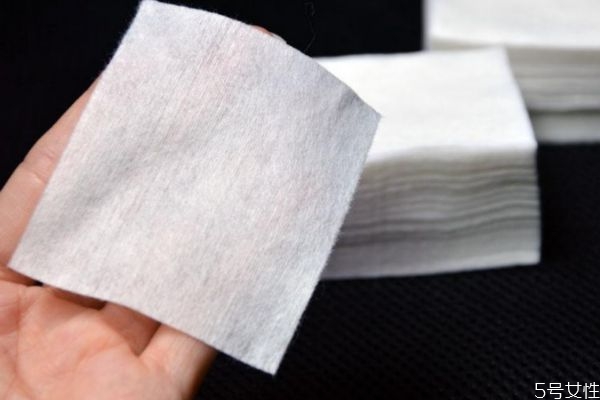 化妝棉需要先用水打濕用嗎 化妝棉要打濕用嗎 化妝棉需要先用水打濕用嗎 化妝棉要打濕用嗎