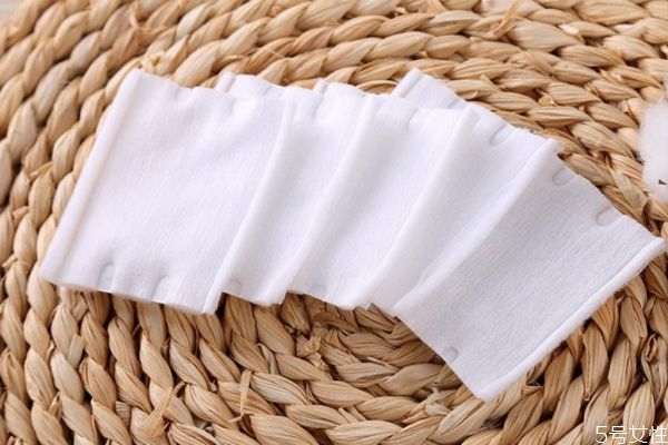 卸妝水一定要用化妝棉嗎 卸妝水可以用手卸嗎 卸妝水一定要用化妝棉嗎 卸妝水可以用手卸嗎