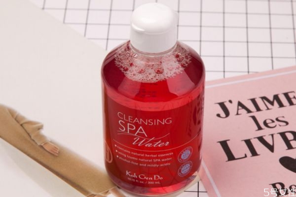 卸妝水是從上往下擦嗎 卸妝水可以直接用紙巾嗎 卸妝水是從上往下擦嗎 卸妝水可以直接用紙巾嗎