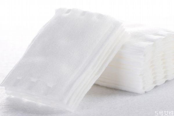 卸妝水是從上往下擦嗎 卸妝水可以直接用紙巾嗎 卸妝水是從上往下擦嗎 卸妝水可以直接用紙巾嗎