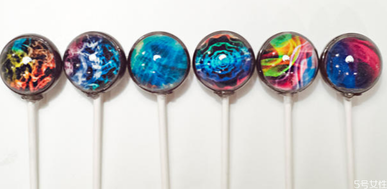 星空棒棒糖里面的紙能吃嗎 星空棒棒糖是怎么做的 星空棒棒糖里面的紙能吃嗎 星空棒棒糖是怎么做的