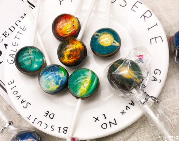 星空棒棒糖里面的紙能吃嗎 星空棒棒糖是怎么做的 星空棒棒糖里面的紙能吃嗎 星空棒棒糖是怎么做的