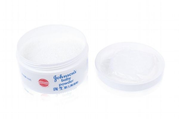 冬天新生兒要用爽身粉嗎 寶寶可以擦爽身粉嗎 冬天新生兒要用爽身粉嗎 寶寶可以擦爽身粉嗎