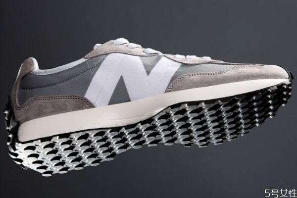 運(yùn)動(dòng)鞋的舌頭偏離了該怎么辦 運(yùn)動(dòng)鞋鞋舌頭老是歪 運(yùn)動(dòng)鞋的舌頭偏離了該怎么辦 運(yùn)動(dòng)鞋鞋舌頭老是歪