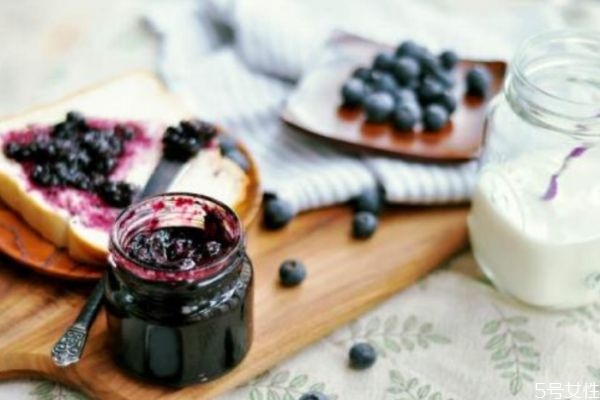 藍(lán)莓醬一般熬制多長時間 自制藍(lán)莓醬的做法竅門 藍(lán)莓醬一般熬制多長時間 自制藍(lán)莓醬的做法竅門