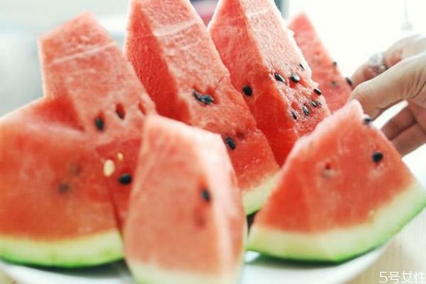 來月經(jīng)能吃西瓜嗎 西瓜每天吃多少合適 來月經(jīng)能吃西瓜嗎 西瓜每天吃多少合適