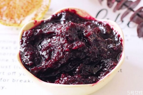 藍(lán)莓醬一般熬制多長時間 自制藍(lán)莓醬的做法竅門 藍(lán)莓醬一般熬制多長時間 自制藍(lán)莓醬的做法竅門