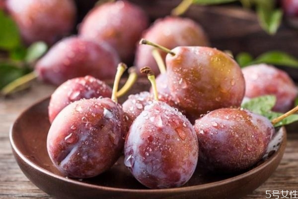 一天吃幾個西梅治便秘 西梅怎么吃最通便 一天吃幾個西梅治便秘 西梅怎么吃最通便