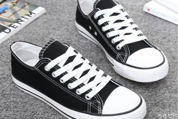 帆布鞋鞋帶孔是金屬嗎 白色帆布鞋很臟怎么洗 帆布鞋鞋帶孔是金屬嗎 白色帆布鞋很臟怎么洗