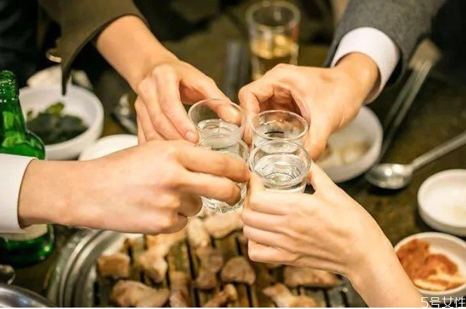 喝酒喝多了睡覺會死嗎 喝酒第二天早上猝死