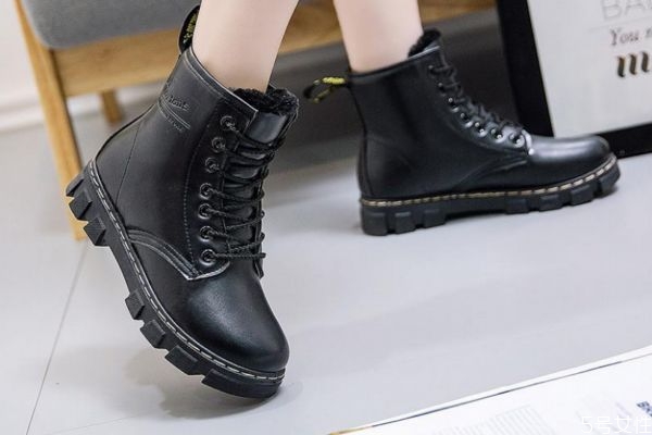 馬丁靴買大了一號不跟腳怎么辦 馬丁靴買大了怎么處理 馬丁靴買大了一號不跟腳怎么辦 馬丁靴買大了怎么處理