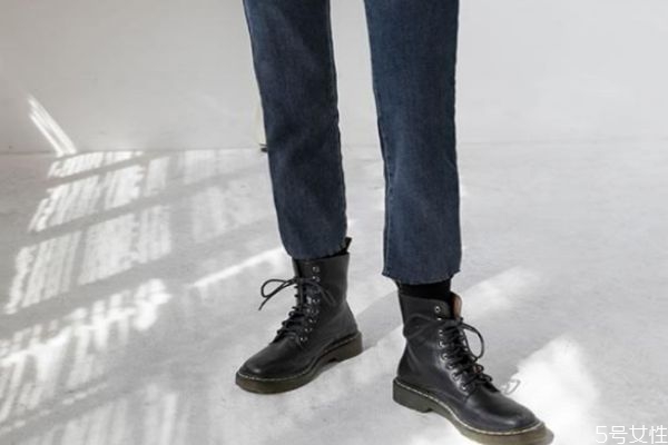 馬丁靴穿變形了怎么辦 馬丁靴怎么穿不會皺 馬丁靴穿變形了怎么辦 馬丁靴怎么穿不會皺