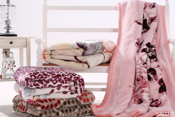 家里的大厚毛毯怎么洗 厚毛毯洗衣機(jī)洗得動嗎 家里的大厚毛毯怎么洗 厚毛毯洗衣機(jī)洗得動嗎